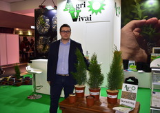 Giancarlo Bercigli of Agri Vivai presenting 3 different types of biomulching for pots. 